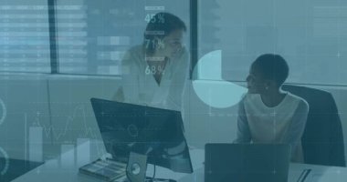 Meslektaşlar masaya yaslanarak dizüstü bilgisayar ekranındaki animasyon çizelgesine bakıyorlar. İşbirliği, takım çalışması, şirket, iletişim, üretkenlik, modern, profesyonel