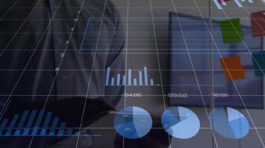 Ofisteki tableti tıklatan adam verileri incelemek için mali tabloların görünüp güncellenmesine neden oluyor. Teknoloji, veri görselleştirme, iş, yenilik, analitik, dijital, arayüz