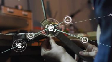 Lambanın altındaki esnaf, şekil analizi, grafik kullanıcı ikonlarını gösteren teknik katman. Sanatçı, işyeri, endüstriyel, dijital arayüz, kesinlik, yenilik, işçilik