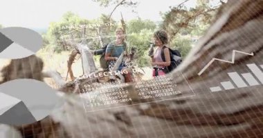 Alan araştırmacıları çubuk grafikler koordinatları haritalarken turta grafikleriyle veri topluyorlar. Açık hava, işbirliği, analitik, görselleştirme, çevre, takım çalışması, teknoloji