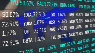 Takım elbiseli el süpürme cam veri görüntüleme, yüzdeleri güncelleme, analiz için dünya haritasını titreştirme. Futuristik, teknoloji, yenilik, finans, dijital, kurumsal, görselleştirme