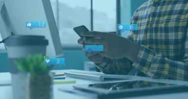 Sosyal medya yöneticisi telefonu dinliyor ve yükselen bağlılık ölçümleri yaratıyor sonra da klavyeyi daktilo ediyor. Üretkenlik, bağlantı, dijital, modern, çalışma alanı, iletişim, teknoloji