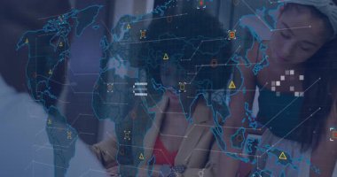 Bilgisayarı daktilo eden ve işaret eden iş ekibi analiz için ekranda holografik haritayı büyütüyor. Teknoloji, işbirliği, yenilik, veri, strateji, profesyonel, modern