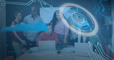 İş ekibi masanın etrafında toplanıyor, holografik halka genişliyor, yükselen grafikleri analiz ediyor. İşbirliği, takım çalışması, yenilik, dijital, multimedya, profesyonel, modern