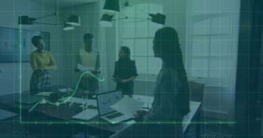 Oturan meslektaşım dizüstü bilgisayara bağlanıyor ve elini kaldırıyor. Şirket toplantısında yeşil grafiği canlandırıyor. İş, veri, analitik, takım çalışması, profesyonel, yenilik, sunum