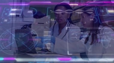 Laboratuvar bilim adamları, DNA 'nın değişimini takip eden dizüstü bilgisayarda yazan tüpü mikroskop altına yerleştirdiler. Araştırma, yenilik, teknoloji, işbirliği, kesinlik, laboratuvar, analiz