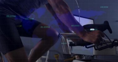 Bisikletçi evdeki spor salonunda pedal hareketine başlıyor, masaüstü monitörünü güncelleyen animasyon ölçümlerini gösteriyor. Fitness, dayanıklılık, performans, teknoloji, eğitim, kararlılık, sağlık