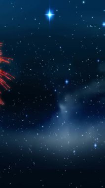 Renkli noeller ve yıldızlı gece gökyüzünde patlayan yeni yıl havai fişeklerinin animasyonu. Noel, yeni yıl, kutlama, parti ve geleneksel konsept dijital olarak oluşturulmuş video.