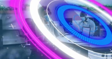 Dijital halkalar iş merkezini gösteriyor. Ekibin arama yaptığını ve cihazlardaki bilgileri gözden geçirdiğini gösteriyor. Teknoloji, takım çalışması, yenilik, iletişim, işbirliği, modern, profesyonel