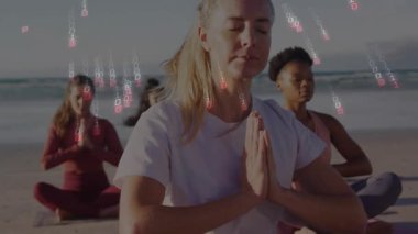 Yoga grubu, sabah seanslarını sahilde başlatırken, meditasyon yaparken ikili kaplama sağlığını artırıyor. Meditasyon, farkındalık, dinginlik, uyum, sağIık, sükunet, rahatlama.