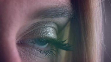 Kapalı göz kapağı açılışı, sanal tarama için yanıp sönen holografik kod gibi parlayan göz bebekleri. Fütürist, sibernetik, teknoloji, dijital, yüksek teknoloji, yenilik, bilim kurgu