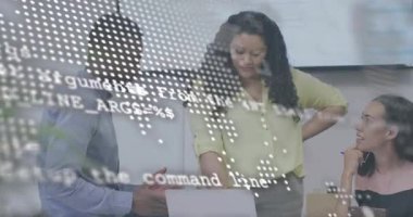 Görüntü olarak dizüstü bilgisayardaki kod parçalarını incelemede işbirliği yapan kaybolan ifşa ekibi. İşbirliği, takım çalışması, yenilik, iş, teknoloji, tartışma, sunum