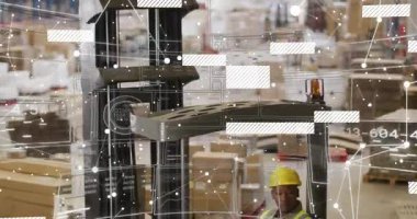 Lojistik ipucu forklift taşıma tabletine yaklaşırken operatör kaplamayı gözden geçirip beşlik çakıyor. Depo, lojistik, takım çalışması, endüstri, teknoloji, işbirliği, operasyonel