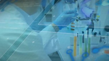 Eldivenli el yerleştirme tüpleri, sıvı çekerken takım tableti tıkırdatıyor ve laboratuvar araştırmaları için pipet yapıyor. Araştırma, deney, kesinlik, yenilik, işbirliği, bilim, teknoloji