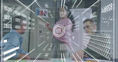 Cam panoda teknik çizelgeleri sunan bir kadın. Grubun etrafında güncellenen veri panelleri. İşbirliği, sunum, yenilik, dijital, fütüristik, takım çalışması, şirket