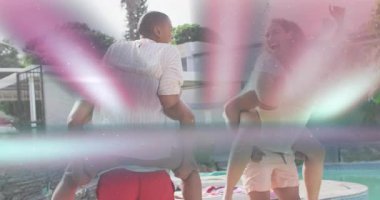 İki çift havuz başında yarışıyor ve güneş ışığı pazarlama için ışık sızıntısı ile parlıyor. Eğlence, eğlence, arkadaşlık, canlılık, yaz, açık hava, etkinlik.