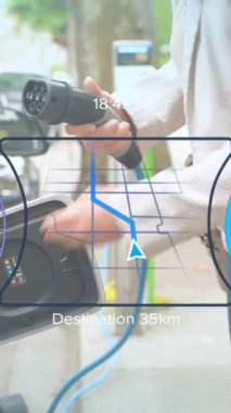 Şarj olan batarya ikonu ve kadın yakıt deposu üzerindeki hız göstergesi ile arayüzün animasyonu. Enerji, enerji ve yakıt teknolojisi dijital arayüz konsepti dijital olarak oluşturulmuş video.