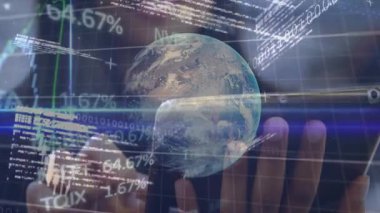 İş kadını tableti tıklatıyor, piyasa analizi için 3 boyutlu dünya, kod ve şamdan grafiği sergiliyor. Teknoloji, finans, veri görselleştirme, yenilik, bağlantı, dijital, analitik