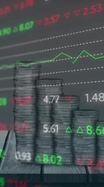 Borsa veri işleme animasyonunun ahşap kalas üzerindeki madeni para yığınıyla karşılaştırılması. Küresel ekonomi ve iş teknolojisi kavramı