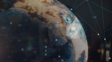 İşadamı ofiste tableti tıklatıyor, dönen dünyayı etkinleştiriyor teknolojik veri düğümlerini genişletiyor. Holografi, bağlantı, yenilik, teknoloji, dijitalleştirme, fütüristik, veri görselleştirme