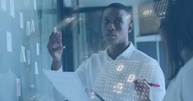 Profesyonel danışmanlık notları ve iş planlaması için üç boyutlu veri örtülü cam duvarlar. İşbirliği, yenilik, beyin fırtınası, veri görselleştirme, takım çalışması, ofis ortamı