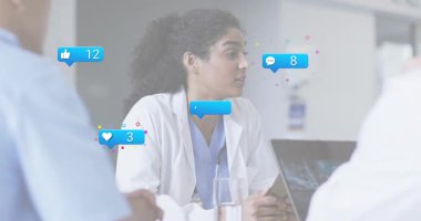 Kadın doktor, tıbbi toplantıda konuşmaya başlıyor. Animasyon reaksiyon simgeleri artan bağlılığı takip ediyor. Sağlık, işbirliği, dijital etkileşim, tıp eğitimi, profesyonel takım çalışması