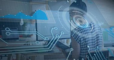 Teknik ekip tableti araklıyor ve intörn izlerken analiz için veri grafikleri oluşturuyor. İşbirliği, akıl hocalığı, dijital, yenilik, işyeri, modern, eğitici