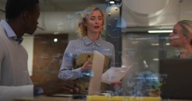 Sanal kod haritası grafiklerini gösteren sunucu, teknoloji toplantısındaki verileri özetliyor. Şirket, işbirliği, teknoloji, iletişim, fütüristik, profesyonel, beyin fırtınası