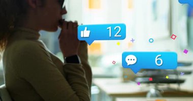 Masada yazan ve kruvasan yiyen bir kadın, yükselen bağlılığını gösteren hareketli sosyal ikonlar yaratıyor. Ev ofisi, çalışma alanı, dijital etkileşim, günlük kıyafet, üretkenlik, yaşam tarzı, moderndizayn