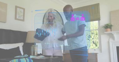 Kadın ve erkek valizi açıyor ve katlanan giysiler seyahat için okların rehberliğinde hazırlanıyor. Seyahat, paketleme, organizasyon, ev, yaşam tarzı, uyum, hazırlık