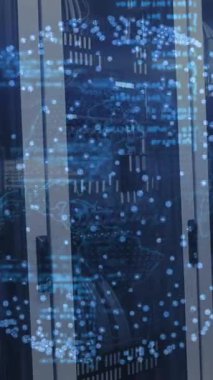 Sunucu odasında veri işleme ve küre animasyonu. küresel iş ve dijital arayüz kavramı dijital olarak oluşturulmuş video