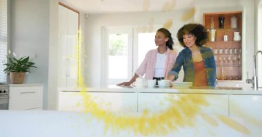 Kadınlar mutfağa ellerinde çaydanlıkla giriyor, çay koyuyor, akıllı telefonlardan teknoloji sürprizi gösteriyor. Arkadaşlık, sosyalleşme, gündelik, modern, minimalist, otomasyon, iletişim