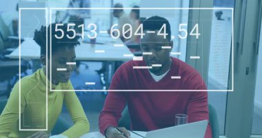 Notları not eden bir adam ve iş için güncelleme kodlarını tarayan bir kadın. İşbirliği, teknoloji, yenilik, analitik, çalışma alanı, veri, takım çalışması