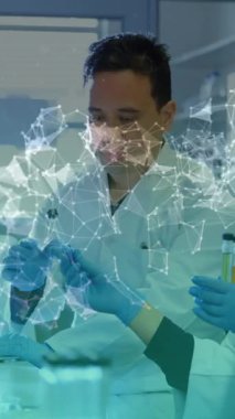 Laboratuvarda çalışan bilim adamları üzerinde DNA iplikçiklerinin dönüşümlü hali. Dijital olarak üretilen küresel koronavirüs pandemik konsepti.