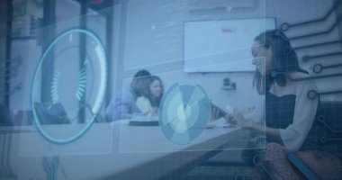 Meslektaşlar arası kaydırma tableti radar veri grafiğini etkinleştiriyor ve finans kavrayışlarını gösteriyor. Teknoloji, işbirliği, yenilik, analitik, profesyonel, dijital, takım çalışması