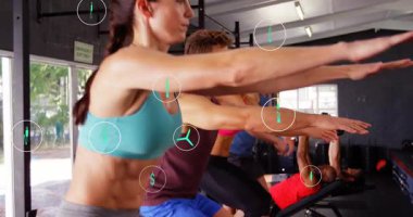 Ekran dışı antrenör işareti beden eğitimi grubunu çömelmeye ve ağırlık kaldırmaya gönderiyor, yüzen enerji simgelerini gösteriyor. Fitness, takım çalışması, güç, canlılık, motivasyon, yenilik, dayanıklılık