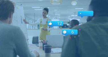 Dişi sunucu grafiğe işaret ediyor ve tasarım toplantısındaki takip simgeleri gibi yorumlar üretiyor. İşbirliği, analitik, takım çalışması, ofis, dijital, veri, iletişim