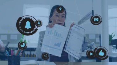 İş kadını, veri sunarken ortaya çıkan ağ simgelerine tepki gösteren çizelgeler tutuyor. Kurumsal, analitik, yenilik, teknoloji, iletişim, profesyonel, işbirliği