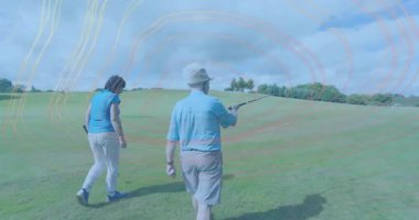 Kıdemli golfçüler erkek işaret kulübü olarak sahada yürürken animasyon kavisi ve çift tarama topuna neden oluyorlar. Yaşlılar, eğlence, eğlence, açık hava, spor giyim, doğal uyum.