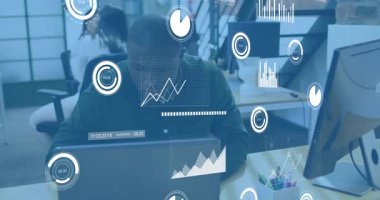 Ofis çalışanı dizüstü bilgisayarı kaydırıyor ve basılı raporu incelerken yüzen finans grafiklerini gösteriyor. İşbirliği, analitik, yenilik, dijital, takım çalışması, üretkenlik, modern