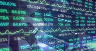 Analizci dizüstü bilgisayarı kayan stok grafiği ile izliyor metrik sürücü duruşu ve daktilo güncelliyor. Finansal analiz, veri görselleştirme, borsa, teknoloji, profesyonel, çalışma alanı, dijital