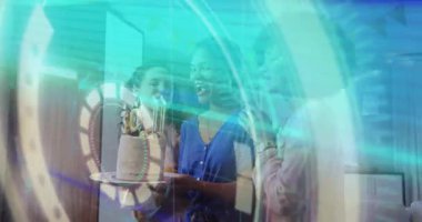 Mavili kadın kameraya doğru 30. yaş günü pastasını taşıyor, mumları üflüyor, arkadaşları tezahürat yapıyor, üst üste biniyor. Kutlama, dostluk, kilometre taşları, parti, mutluluk, neşe, dijital efektler