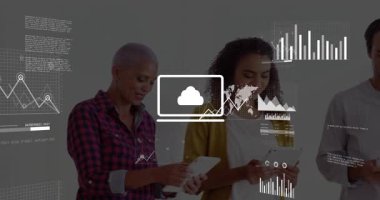 Meslektaşlar tabletleri tıkırdatarak bulut simgesini açıyor, bar pastası organizasyonunu canlandırıyor iş verilerini birleştiriyor. İşbirliği, analitik, veri görselleştirme, dijital çalışma alanı, takım çalışması, şirket, iş zekası