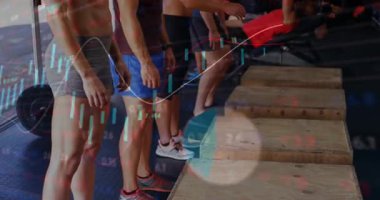 Antrenman grubu pyo atlayışları yapan ve dambıllara basarak güç toplayan koç sinyali alıyor. Fitness, takım çalışması, güç, çeviklik, kardiyo, atletik, motivasyon