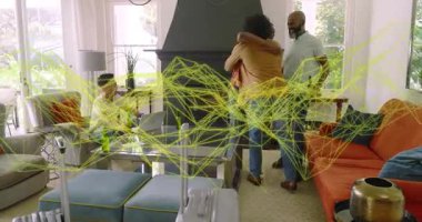 Personel 2, elinde bavulla oturma odasına giriyor. Pazarlama için sarılırken hareket simgeleri oluşturuyor. Gündelik, dostluk, birleşme, modern, evcil, sıcak, enerjik