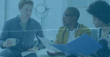 İşletme ekibinin toplanıp kahve yudumladığı portföy incelemesi başlatan notlara işaret eden adam. İşbirliği, takım çalışması, beyin fırtınası, profesyonellik, iç mekan, modern, yaratıcı