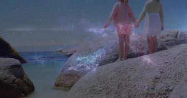 Kız kardeşler deniz taşına basıp kozmik sislerin kıvılcımını çıkarıyorlar. Teknoloji gösterisi için lens alevleri yükseliyor. Macera, arkadaşlık, keşif, merak, gökyüzü, ahenk, esneklik