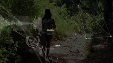 Yürüyüşçü, dijital haritalama eşleşmesini etkinleştiriyor ve teknoloji gösteriminde arazi taraması yapıyor. Macera, doğa, fitness, teknoloji, keşif, açık hava, bağlantı