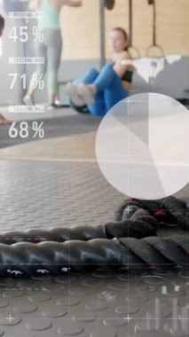 Çeşitli kadınların spor salonunda çapraz eğitimle ilgili arayüz işleme verilerinin animasyonu. Fitness, egzersiz, güç, veri, dijital arayüz ve dijital olarak üretilen video.