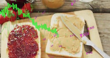 Reçel ve fıstık ezmesi dilimlerini süpürüp piyasa değişimlerini gösteren kaplama üzerinde. Gurme, kahvaltı, rustik, sağlıklı, beslenme, aşçılık, gıda sunumu